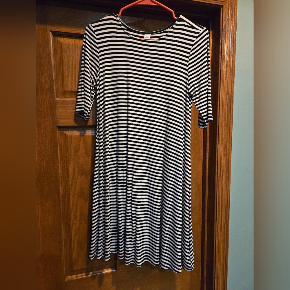 Old Navy, Women's size XSmall, Dressy, Black and White, Never Worn, Rayon